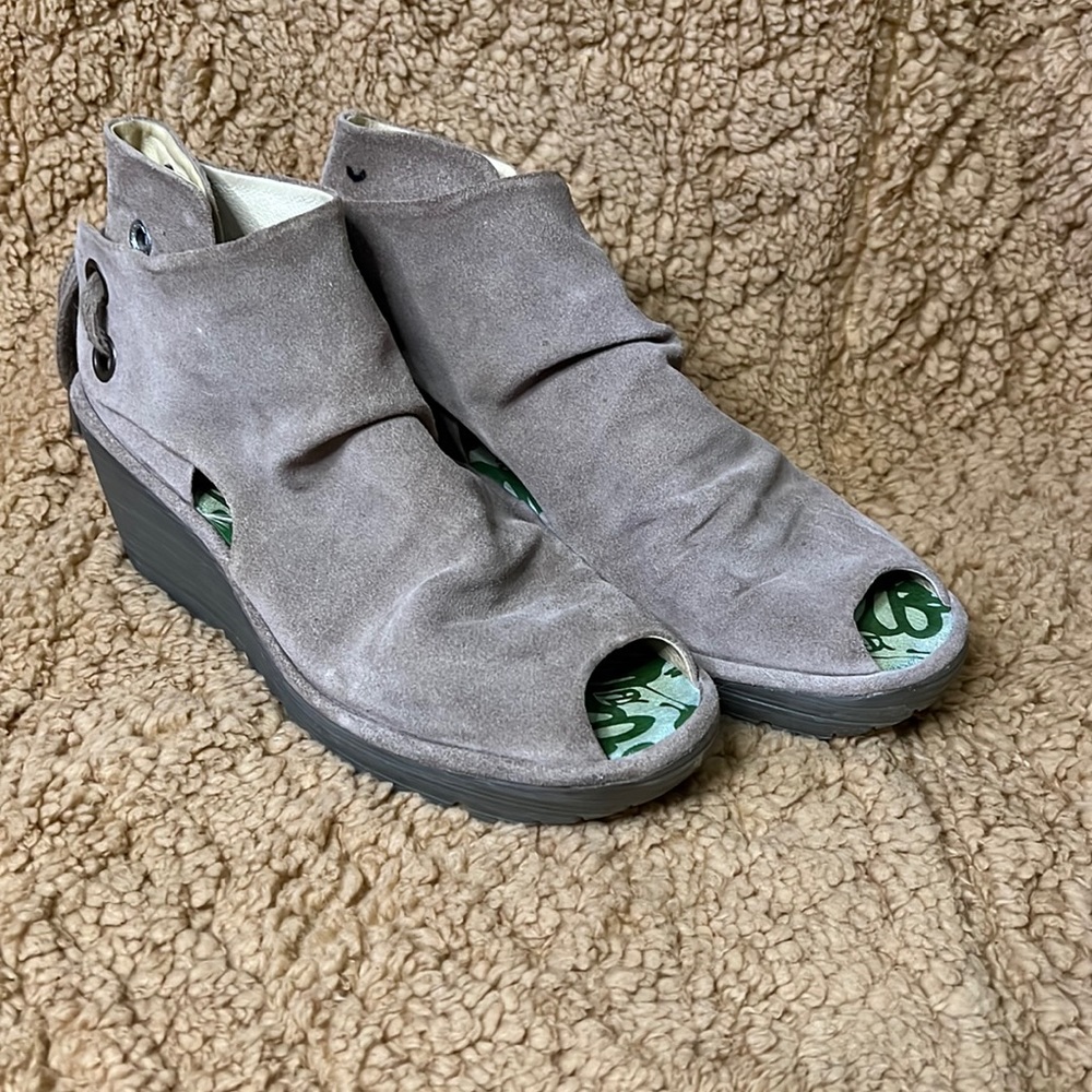 Fly London tan suede peep toe cut out wedges. Women’s 10/41